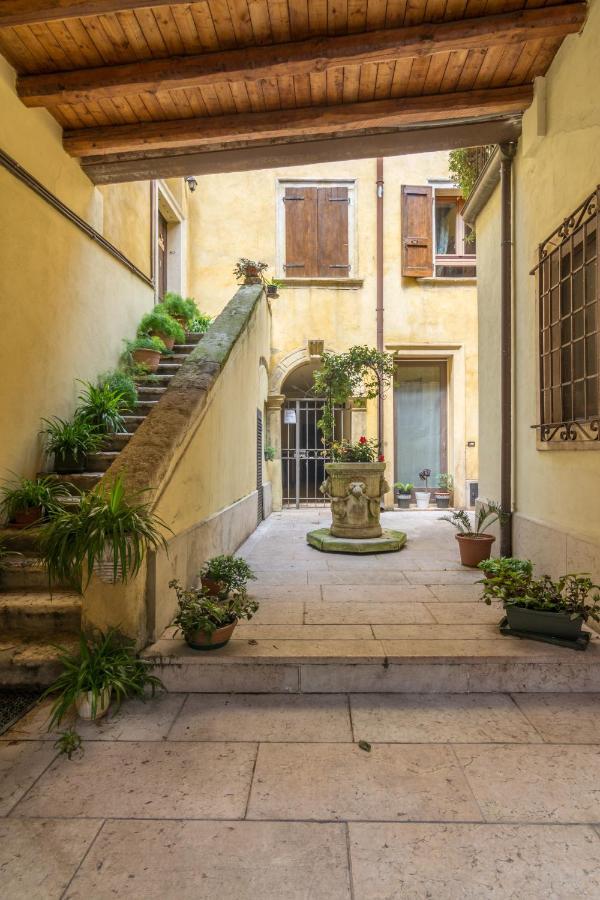 Ponte Pietra No 5 Sulla Romantica Scalinata Верона Екстериор снимка
